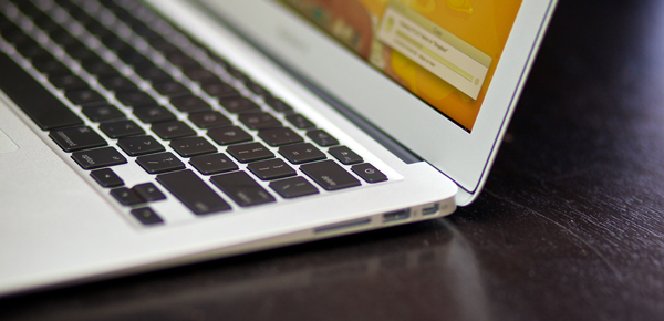 Side view of a Macbook laptop loading up a list of the best minimalist blogs