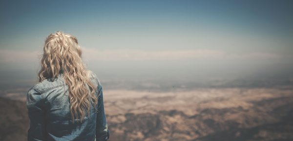 Mädchen schaut zum Horizont - einfaches Leben